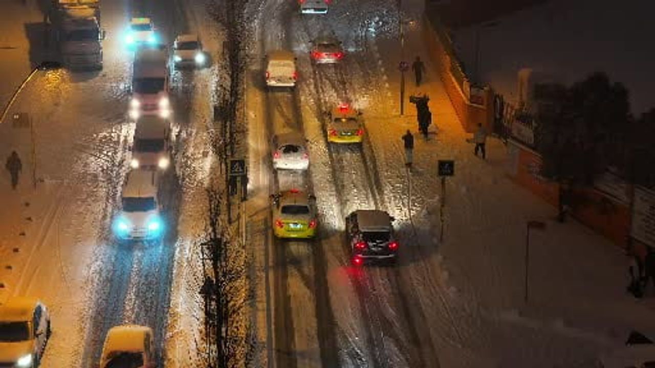 Bağcılar karla kaplandı: Yola hazırlıksız sürücülerin imtihanı dronla görüntülendi