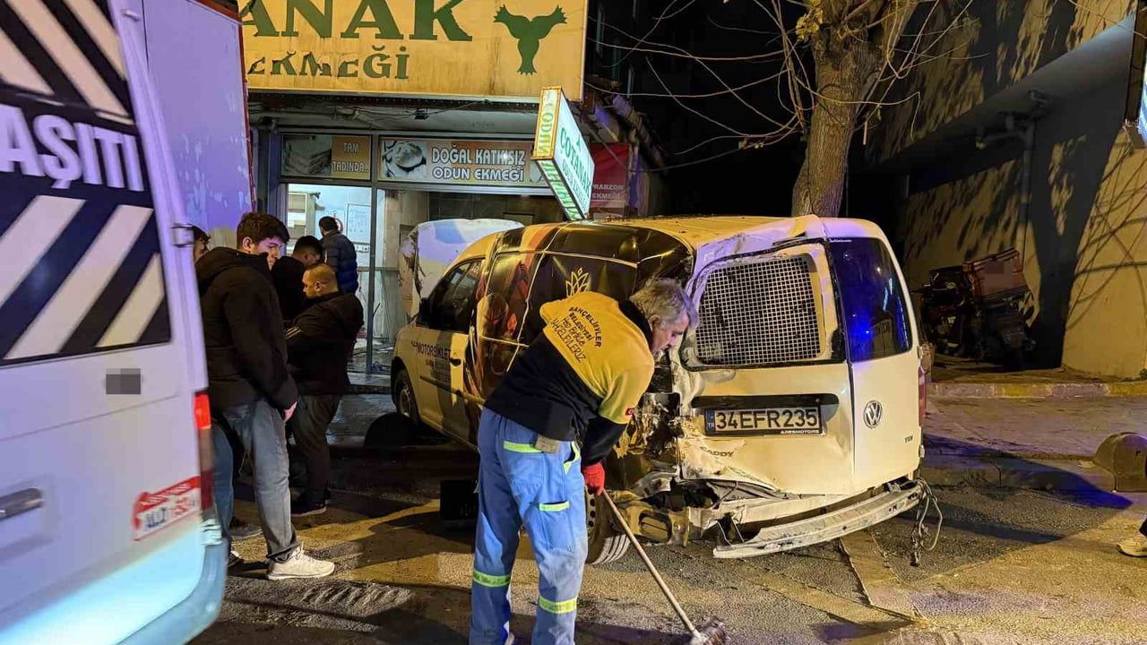 Bahçelievler’de Kamyonun Çarptığı Araç Fırına Girdi — O Anlar Kamerada