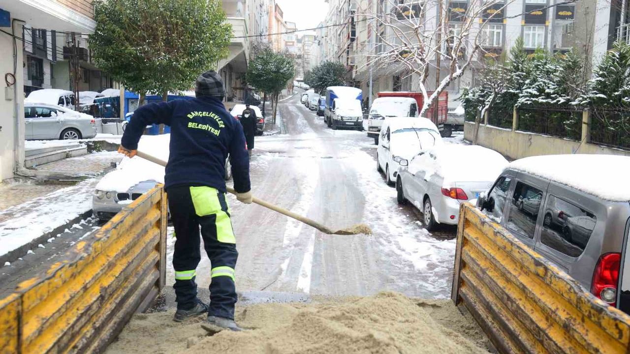 Bahçelievler'de Kar Mesaisi: 1500 Personel ve 130 Araçla Tuzlama, Temizlik ve Sıcak Çorba