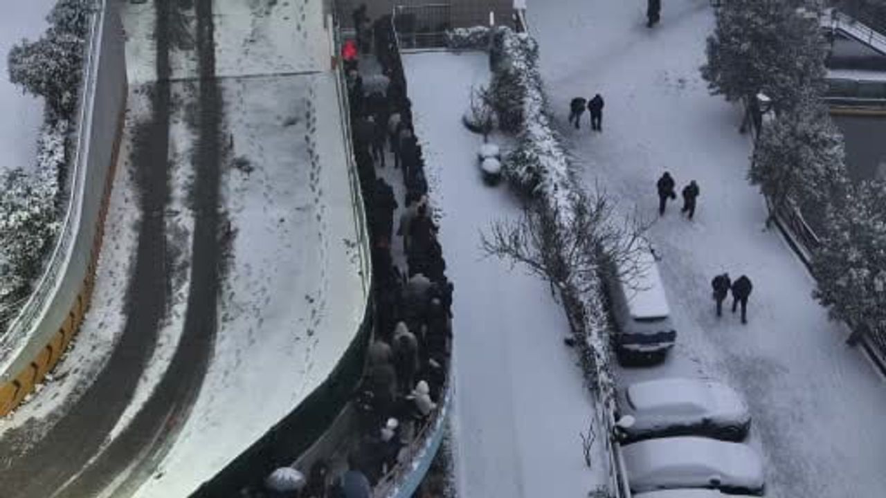 Bahçelievler'de Lapa Lapa Kar: Yenibosna E-5'te Trafik Akışı Sürüyor