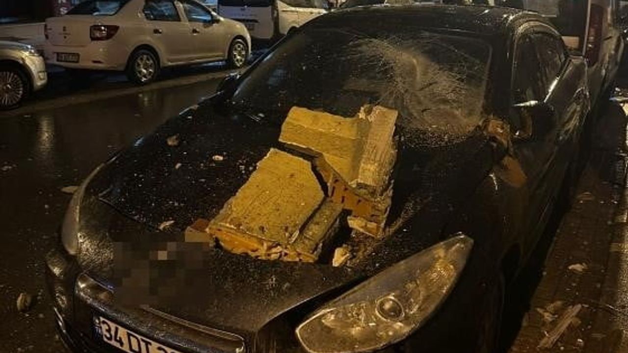 Bahçelievler'de Sağanakta 6 Katlı Binanın 5. Kat Balkon Çöktü