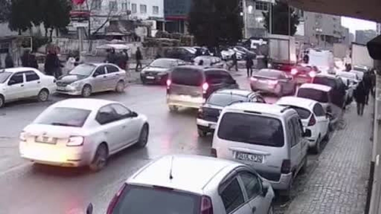 Bahçelievler'de Şiddetli Rüzgar Ağaç Devirdi — Güvenlik Kamerasına Yansıdı