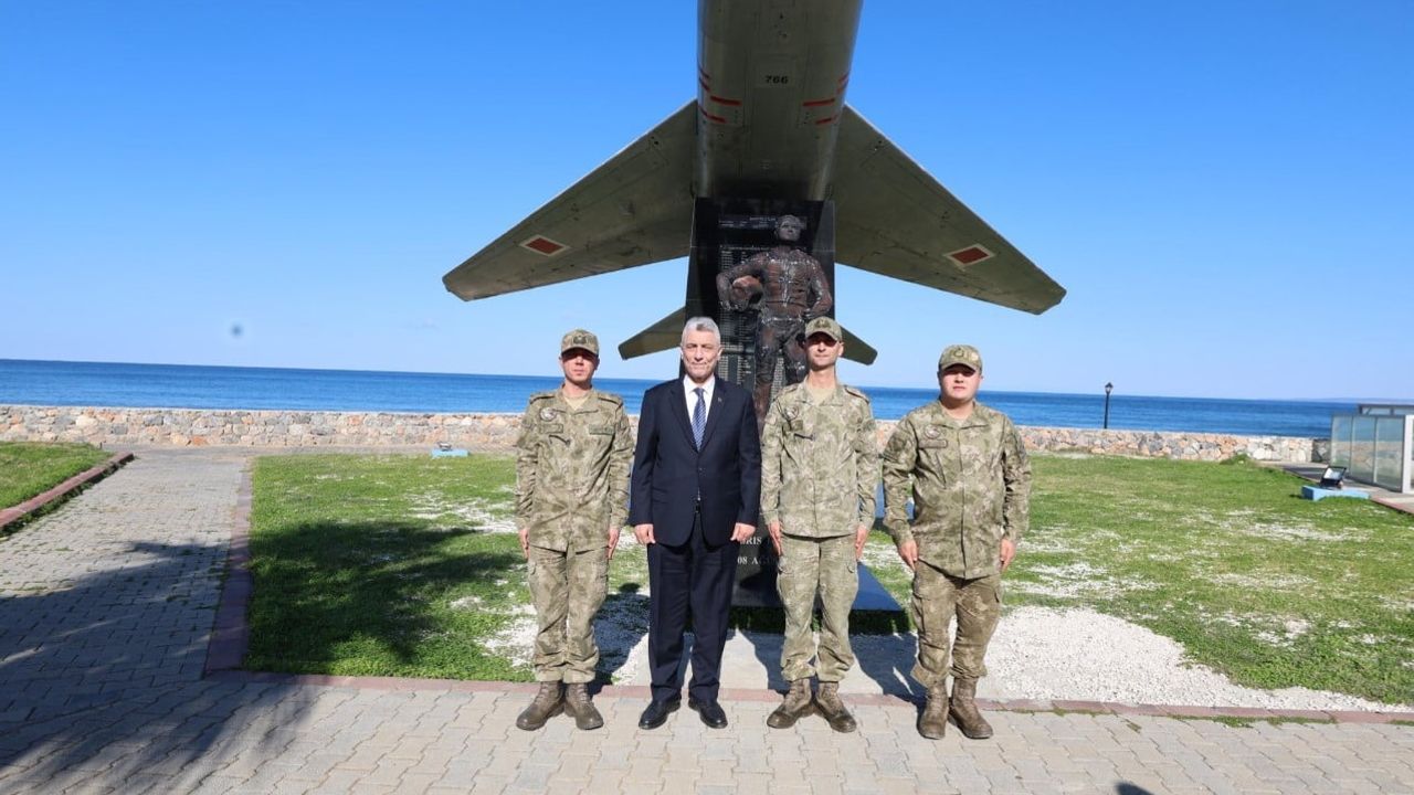 Bakan Bolat KKTC'de Şehit Yüzbaşı Cengiz Topel'in Anıtını Ziyaret Etti