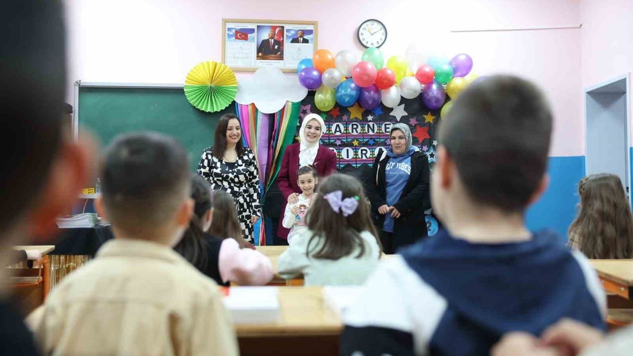 Bakan Göktaş, Şehit Taşkın'ın Oğlu Aras'ın İlk Karnesini Verdi