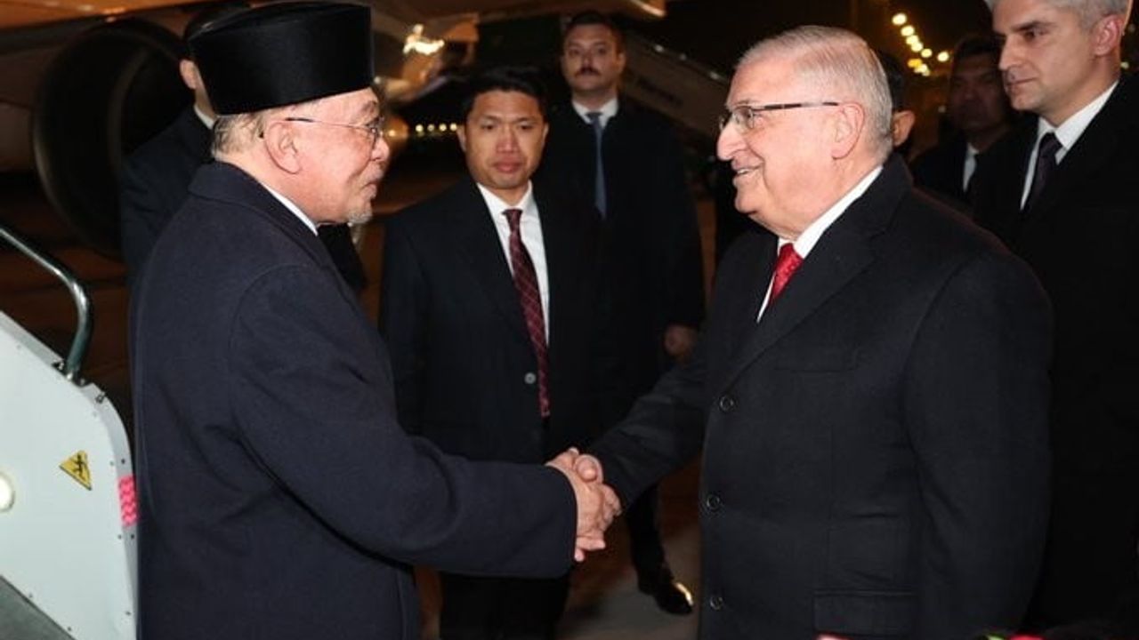 Bakan Güler, Malezya Başbakanı Enver İbrahim'i Esenboğa'da karşıladı