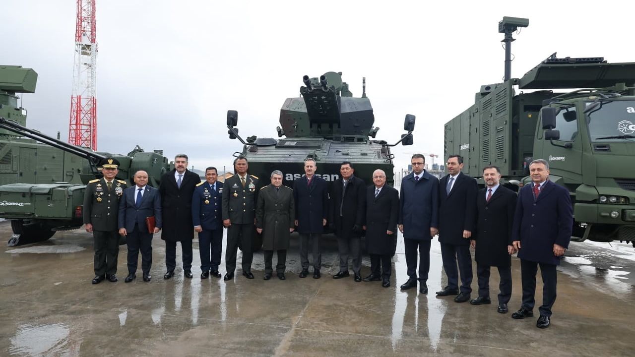 Bakan Güler ve Sjafrie Sjamsoeddin ASELSAN'da Yerli ve Millî Teknolojileri İnceledi