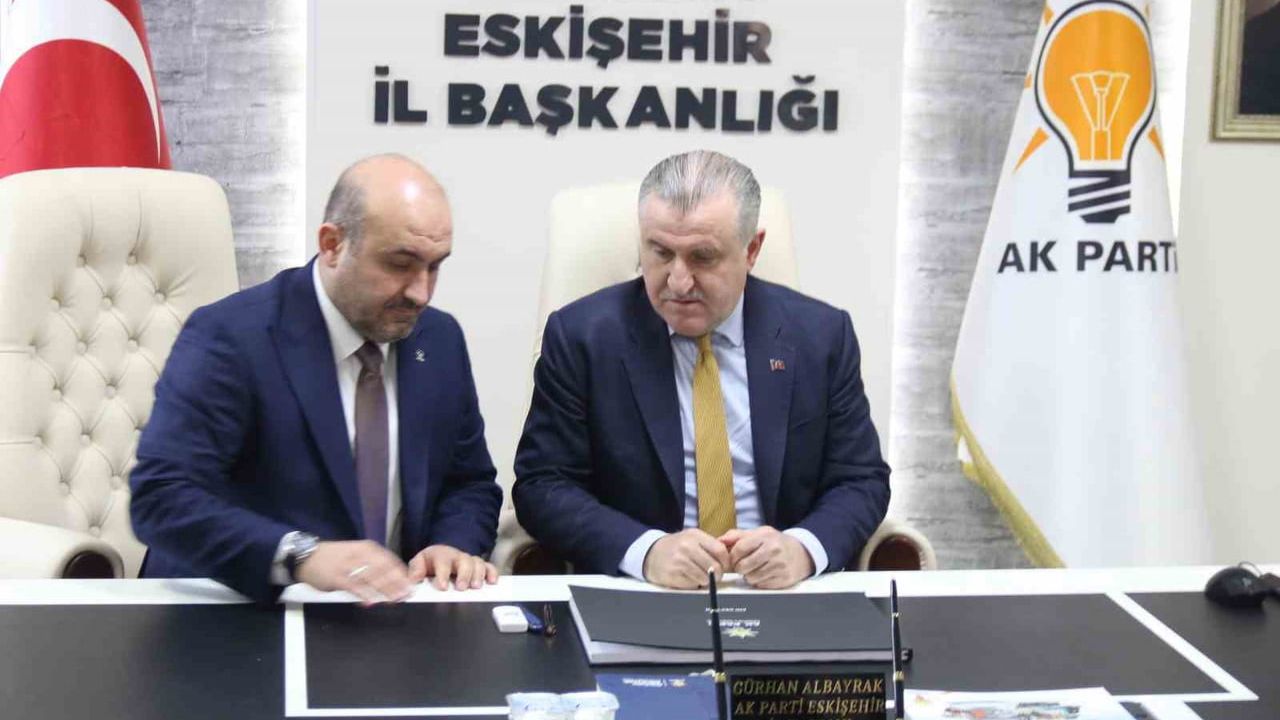 Bakan Osman Aşkın Bak, AK Parti Eskişehir İl Başkanlığı'nı Ziyaret Etti