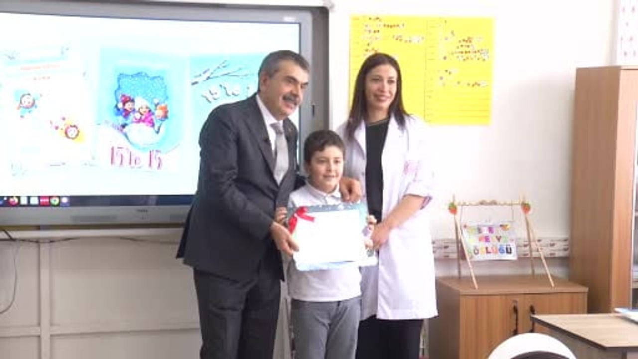Bakan Tekin Ağrı’da İbrahim Çeçen İlkokulu’nda Karne Heyecanı