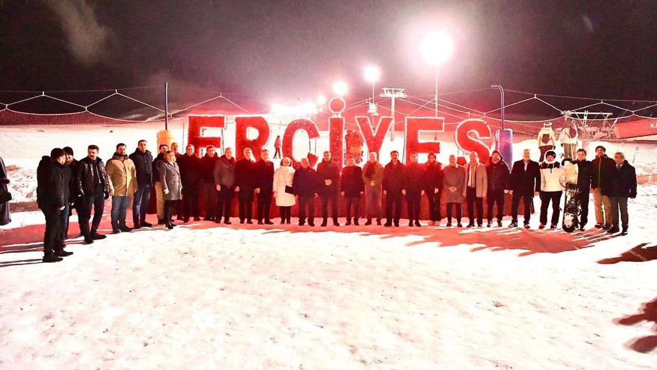Bakan Tekin Erciyes’te Gece Kayağında Kayakseverlerle Buluştu
