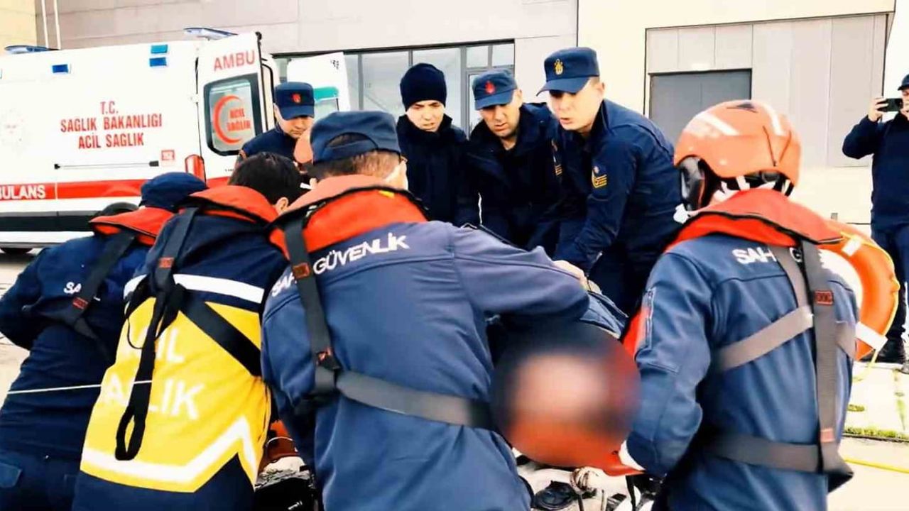 Bakan Yerlikaya: Sakarya'da gemide fenalaşan vatandaş Sahil Güvenlik tarafından tahliye edildi