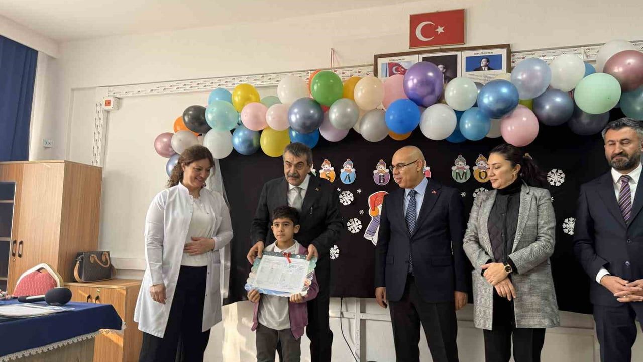 Bakan Yusuf Tekin Ağrı'da Karne Heyecanına Ortak Oldu