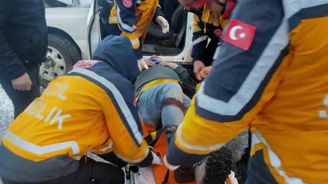 Balıkesir'de buzlanma nedeniyle kafa kafaya çarpışma: 2 yaralı