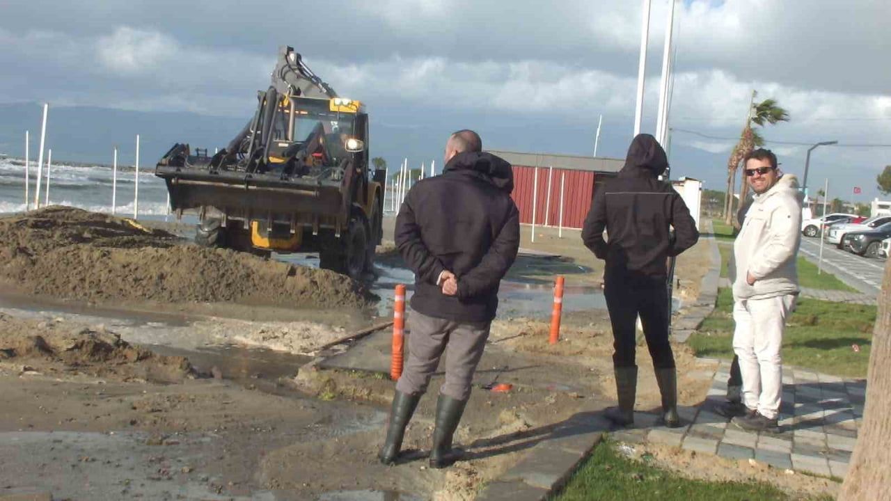 Balıkesir'de Fırtına: Burhaniye'de Deniz Kabardı, Yazlıklar Sular Altında