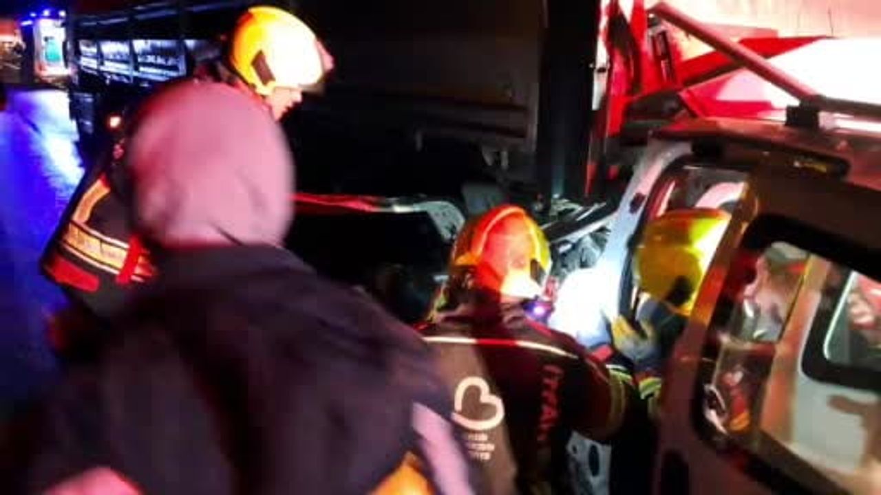 Balıkesir'de İstanbul-İzmir Otoyolu'nda Otomobil Tıra Çarptı: 1 Yaralı