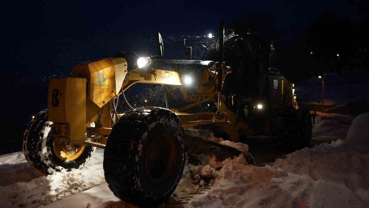 Balıkesir'de Karla Mücadele: Büyükşehir 7/24 Sahada