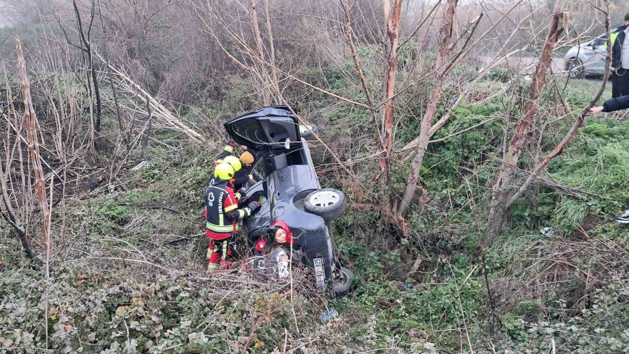 Balıkesir'de Otomobil Şarampole Yuvarlandı: Anne ve Kızı Yaralandı