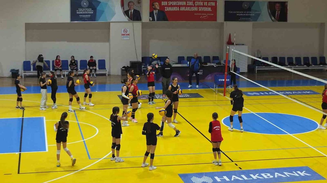 Balıkesir'de sömestrde kış spor okulları: Burhaniye Atatürk Spor Salonu doldu