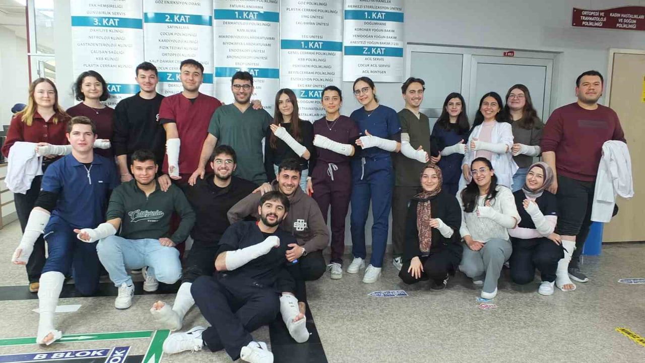 Balıkesir'de Tıp Öğrencilerinden Alçılı Staj Hatırası