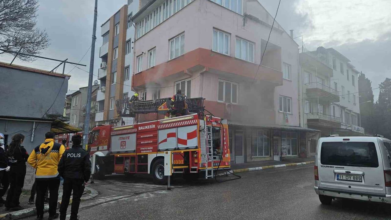 Balıkesir'de Yangında İtfaiye Türk Bayraklarını Korudu