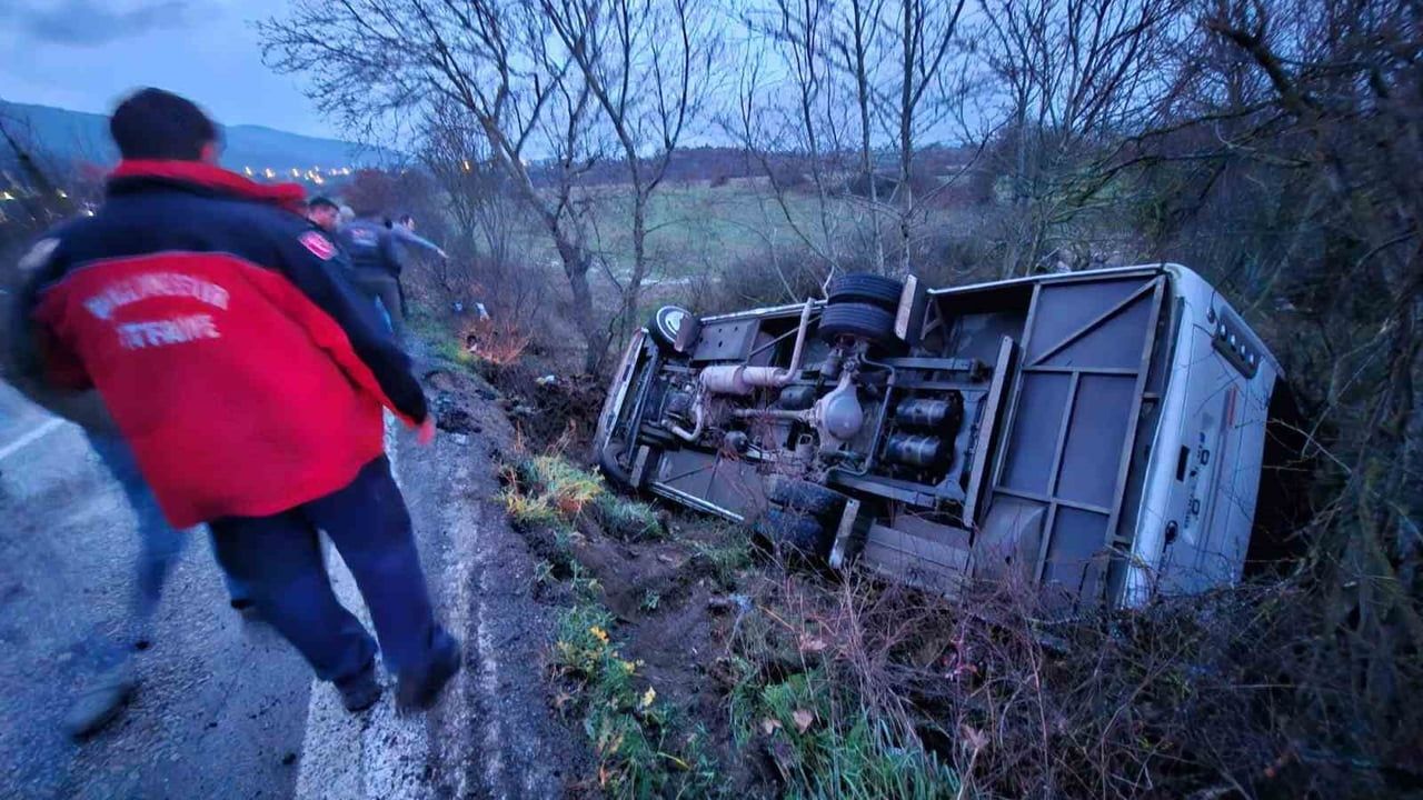 Balıkesir İvrindi'de Servis Aracı Şarampole Uçtu: 14 Yaralı