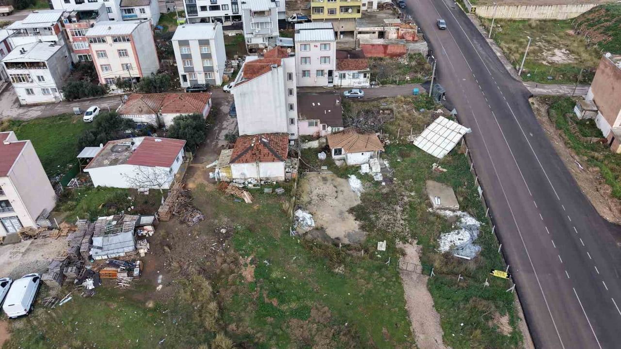 Bandırma'da Fırtına: Müstakil Evin Çatısı 60 Metre Uçtu