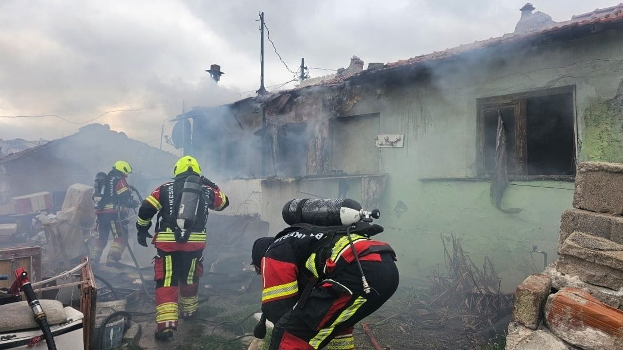 Bandırma'da metruk binada soba yangını: 1 kişi dumandan etkilendi