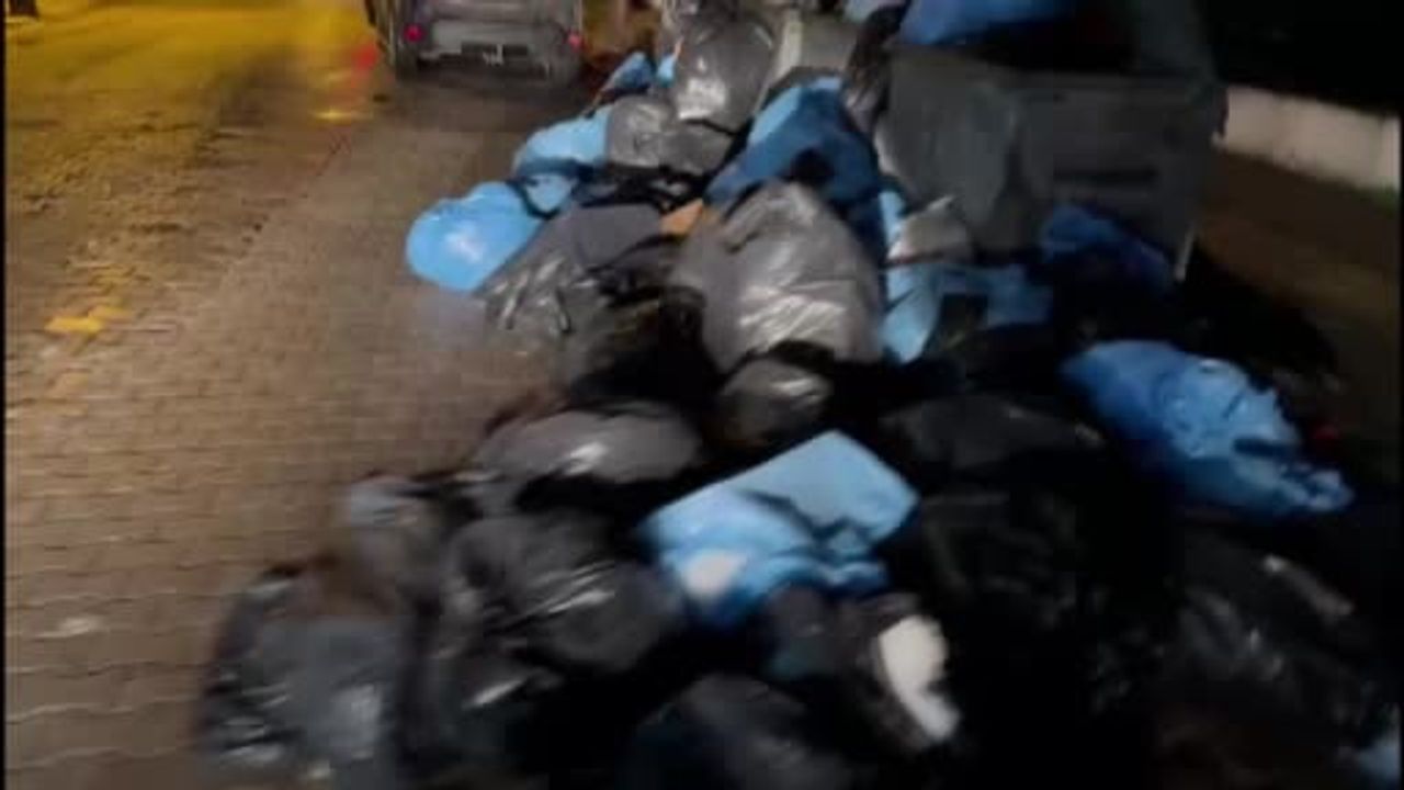 Bandırma'da Özel Royal Hastanesi Önünde Çöp Yığını Tepki Çekti