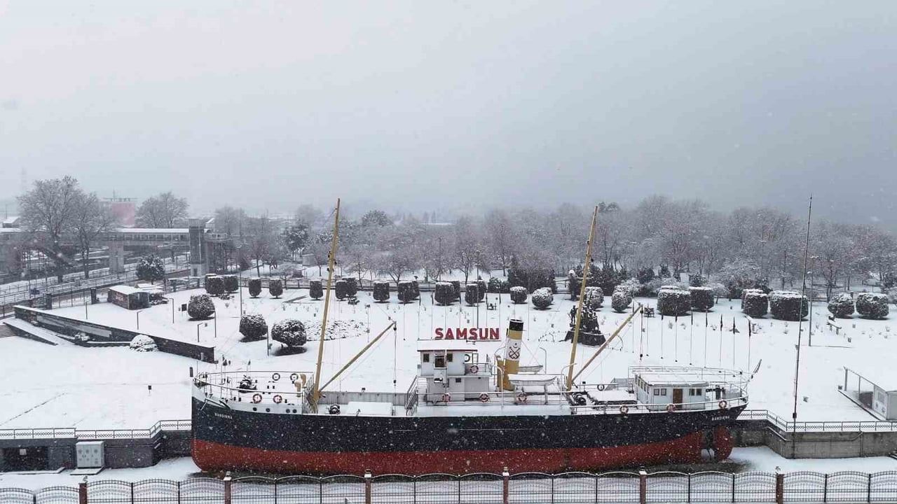 Bandırma Vapuru Tütün İskelesi'ne Taşınıyor — 19 Mayıs 2026