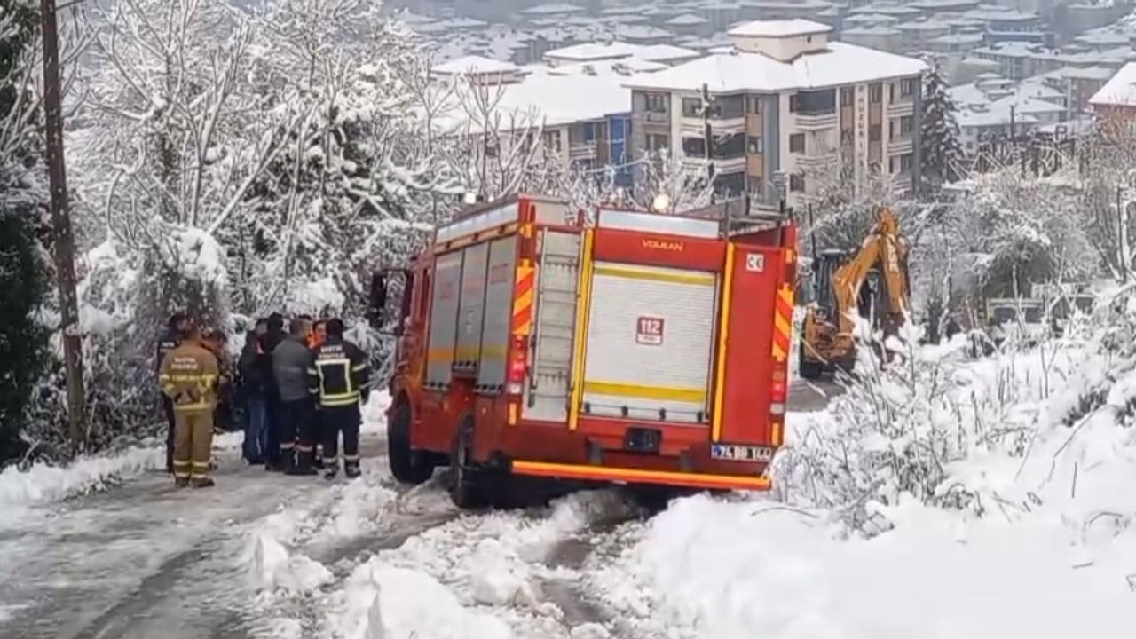 Bartın'da çöp kamyonu karlı yolda kaydı: İşçi Gökhan Akgün sıkıştı, yaralandı