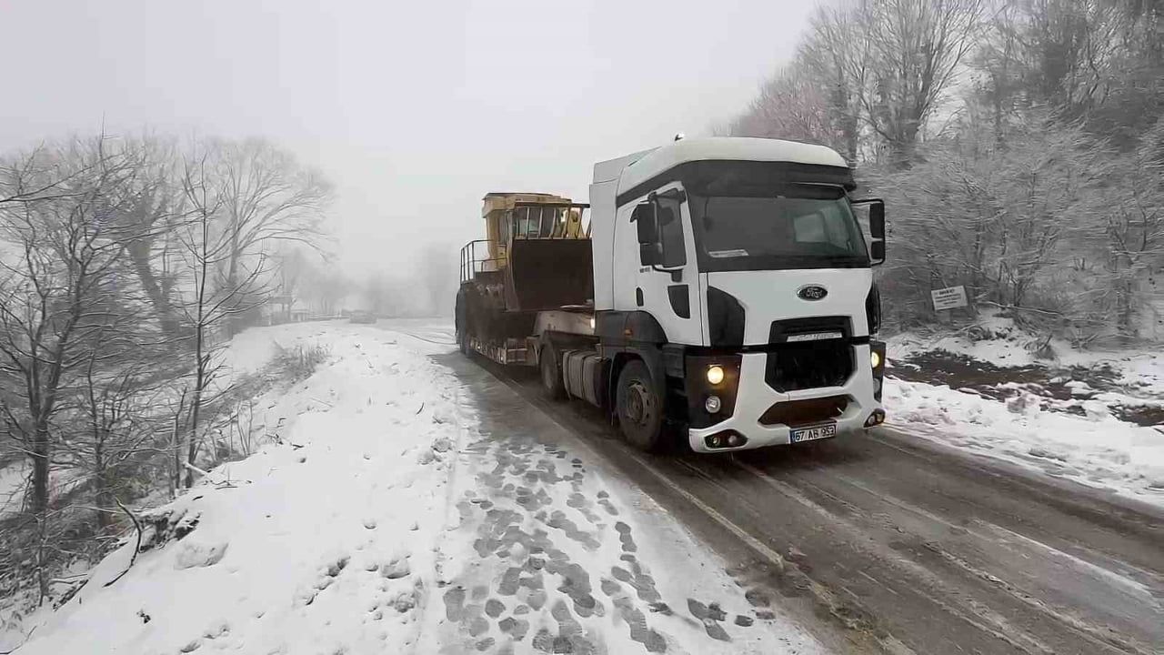 Bartın'da Kar Kayması: Tır Bartın-Amasra Yolunu 2.5 Saat Kapattı