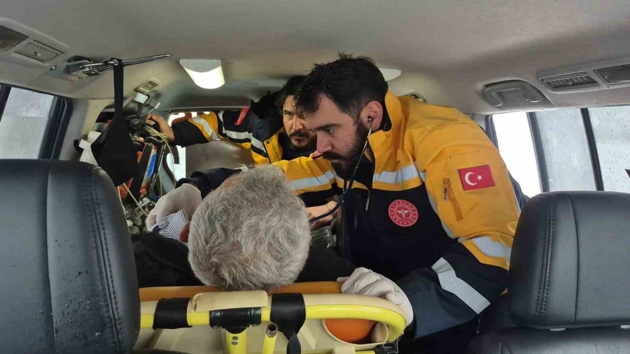 Bartın'da kar zorluğu: Paletli ambulansla mahsur kalan 76 yaşındaki hasta kurtarıldı