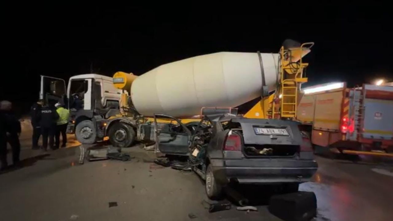 Bartın'da otomobil beton mikserine çarptı: 1 yaralı