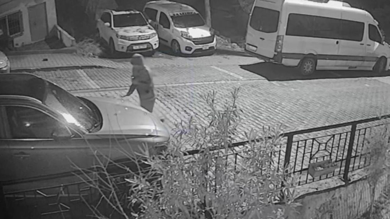 Başakşehir’de Gece Yarısı Levyeli Saldırı: Park Halindeki Araç Parçalandı