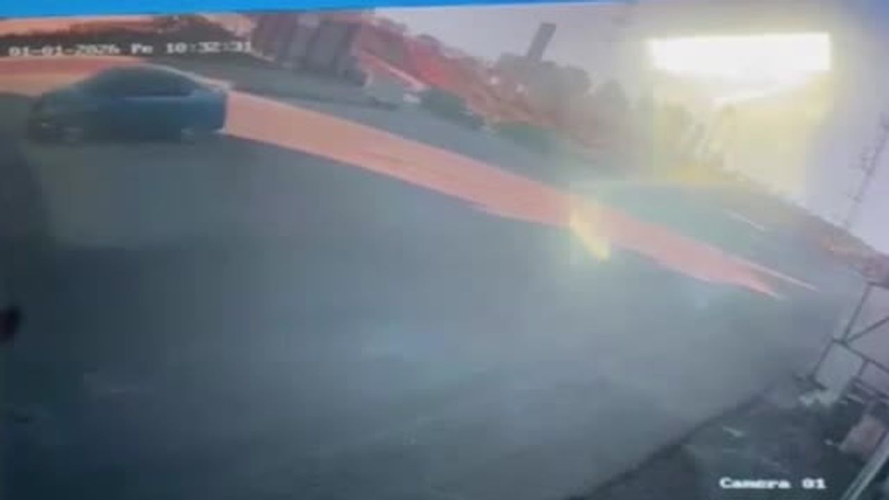 Başakşehir'de Kopan Vinç 2 Araca ve Binaya Çarptı — Kaza Anı Kamerada