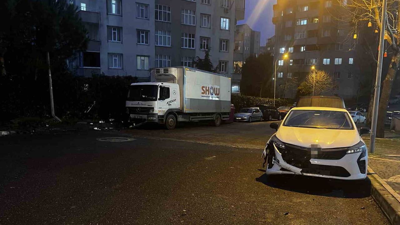 Başakşehir'de Park Halindeki Tır Freni Boşaldı: 5 Araca Çarptı, 2 Araç Kullanılamaz