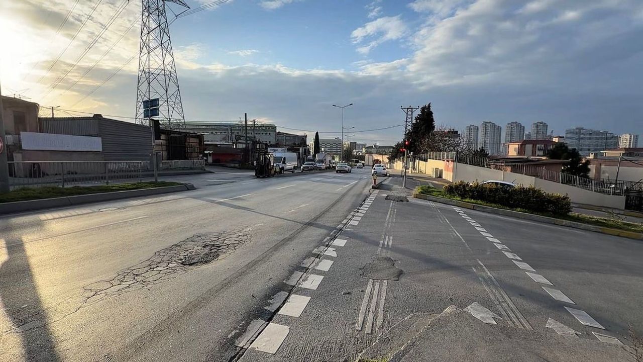 Başakşehir'de Tırın Altında Kalan Motosikletli Ölümden Döndü