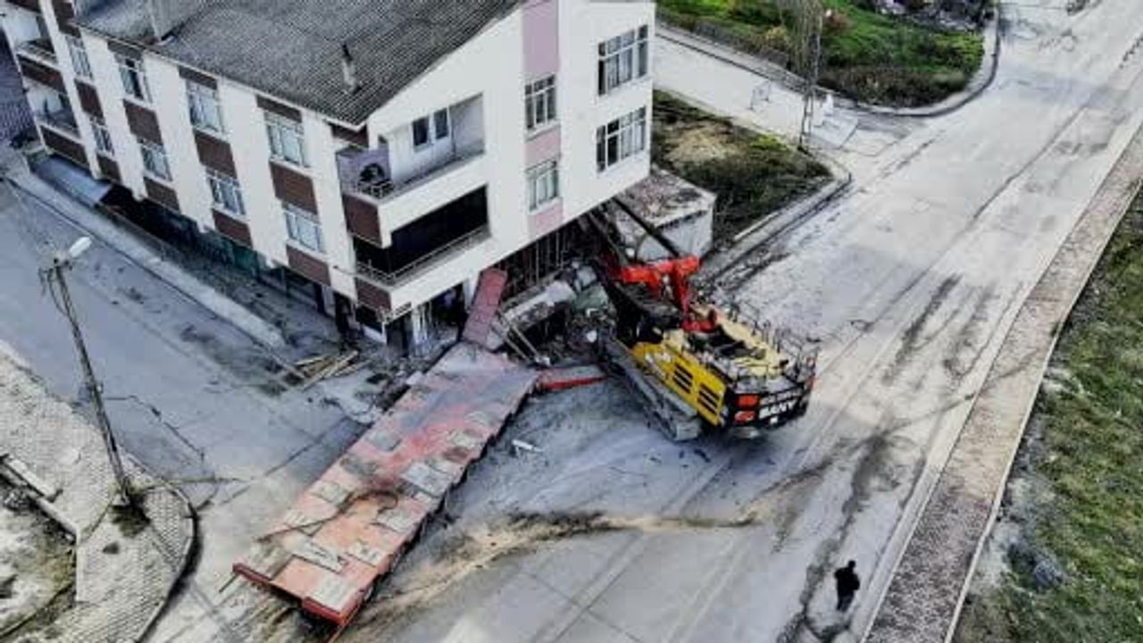 Başakşehir’de Vinç Çıkarma Çalışmaları 28. Saate Girdi