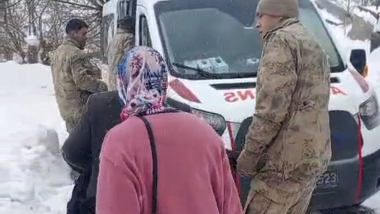 Başbağlar'da Kar ve Tipide Kapanan Yolda Hasta Hastaneye Ulaştırıldı