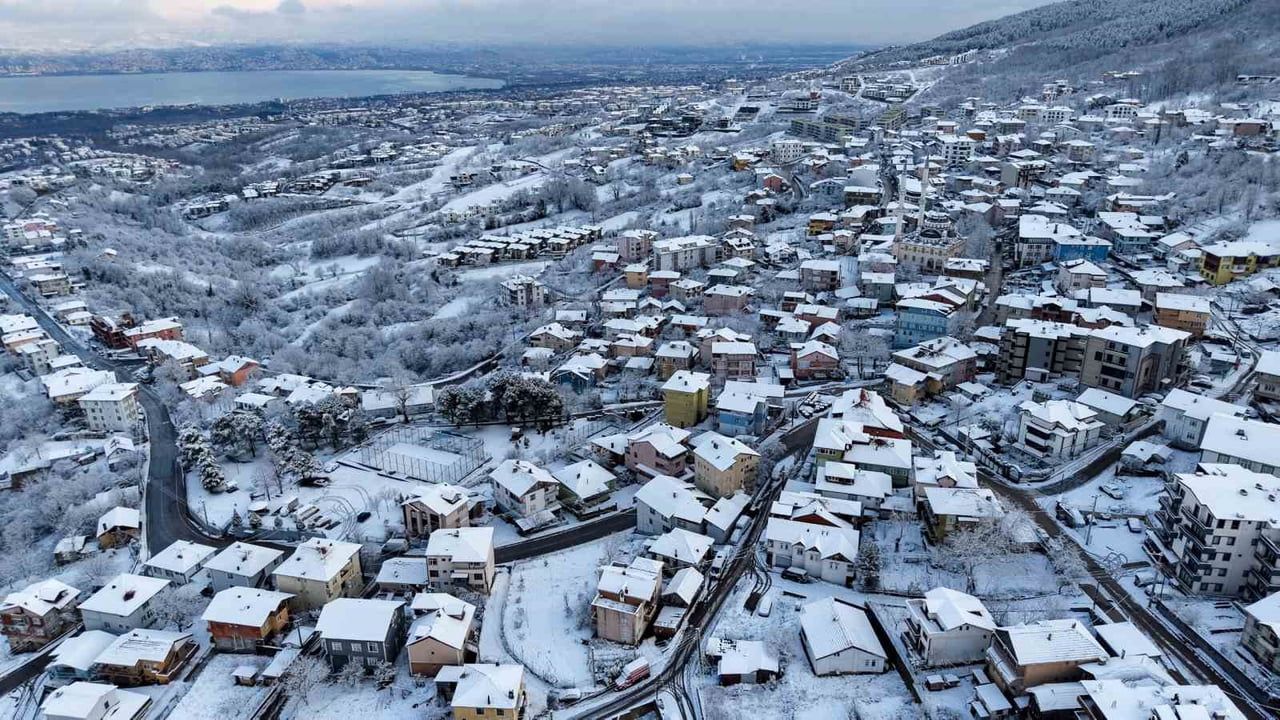 Başiskele'de Karla Mücadele Devam Ediyor: Ekipler 24 Saat Ulaşımı Güvenli Tutuyor