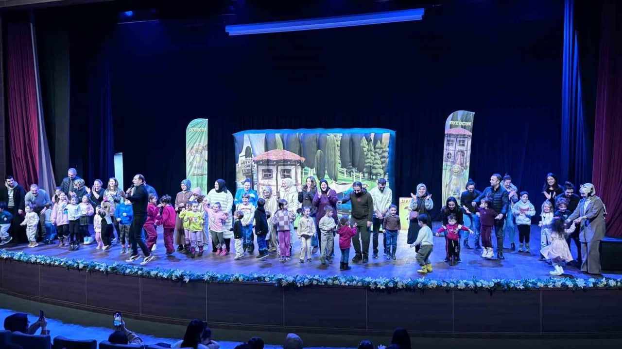 Başiskele'de Yarıyıl Coşkusu: 'Kuzucuk' Müzikali Çocuklardan İlgi Gördü