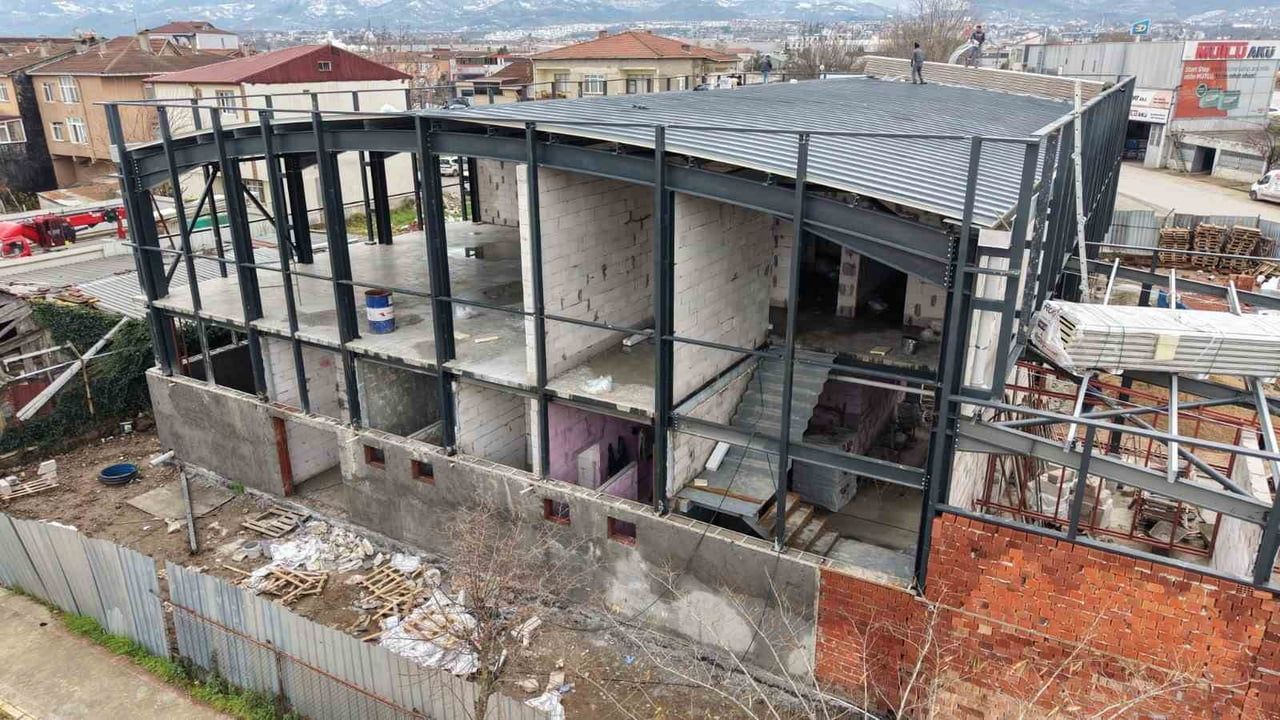 Başiskele Vezirçiftliği'nde 1136 m² Kapalı Spor Salonu İnşaatı Sürüyor