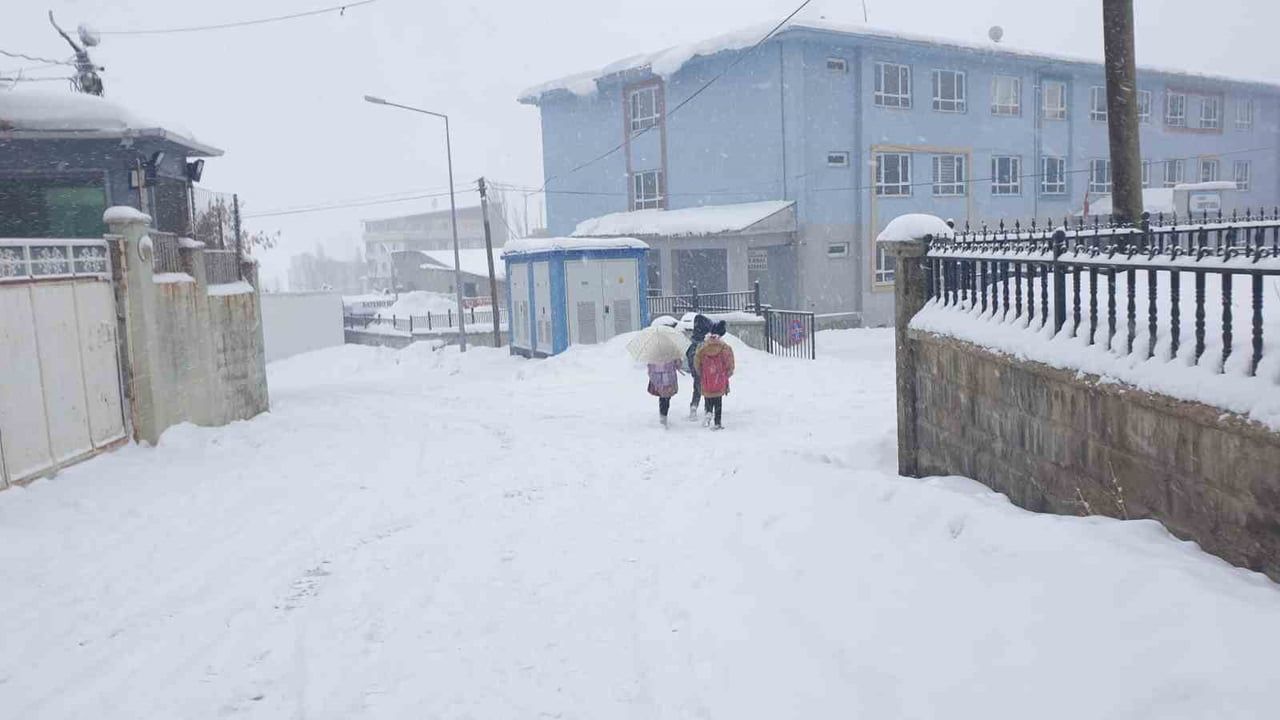 Başkale'de 19 Yerleşim Yeri Ulaşıma Kapandı