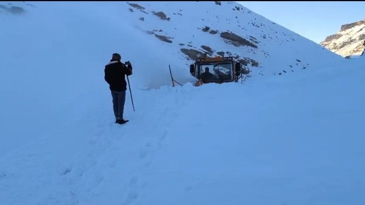 Başkale'de Çığ: Sualtı Mahallesi Yolu Ulaşıma Açıldı