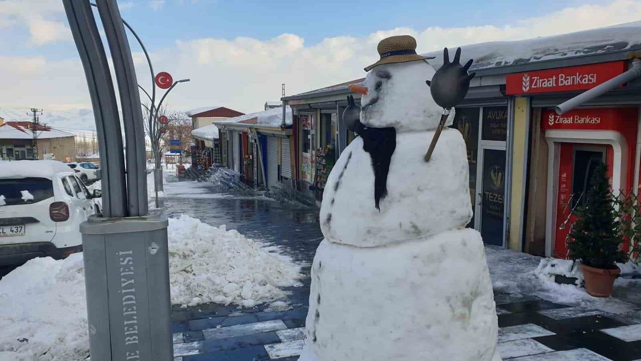 Başkale'de Karla Mücadele: 14 Araç ve 25 Personelle Temizlik