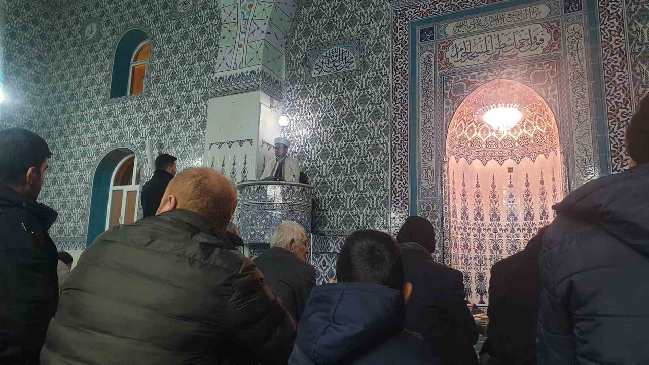 Başkale'de Miraç Kandili Camilerde Dualarla İdrak Edildi