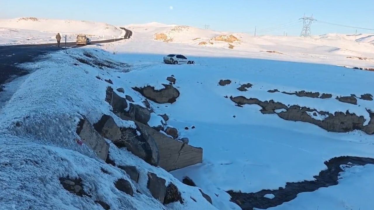 Başkale'de Otomobil Buzlanma Nedeniyle Şarampole Düştü