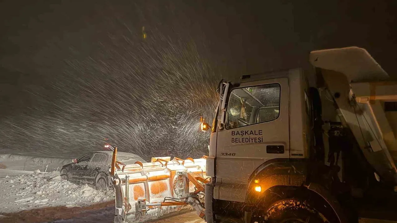 Başkale'de Tipi Yoldan Çıkan Otomobili Kara Sapladı