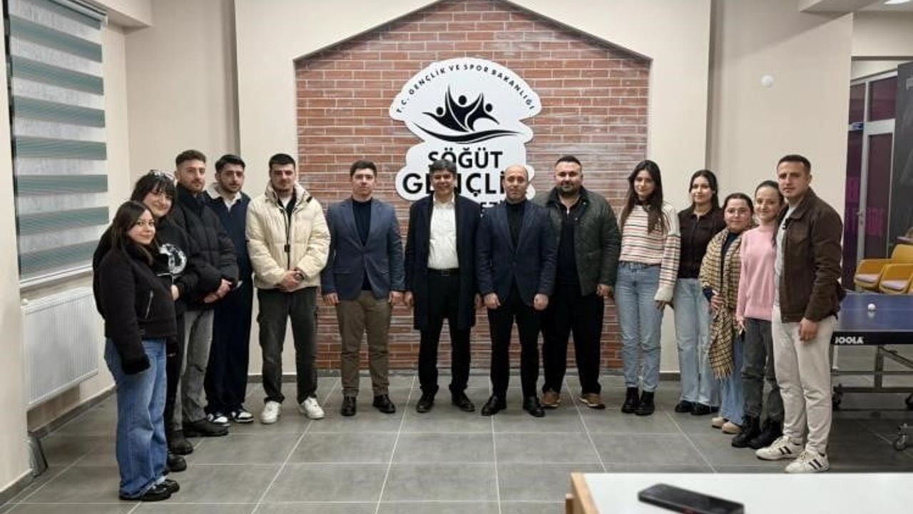 Başkan Durgut Söğüt Gençlik Merkezi’nde Gençlerle Buluştu