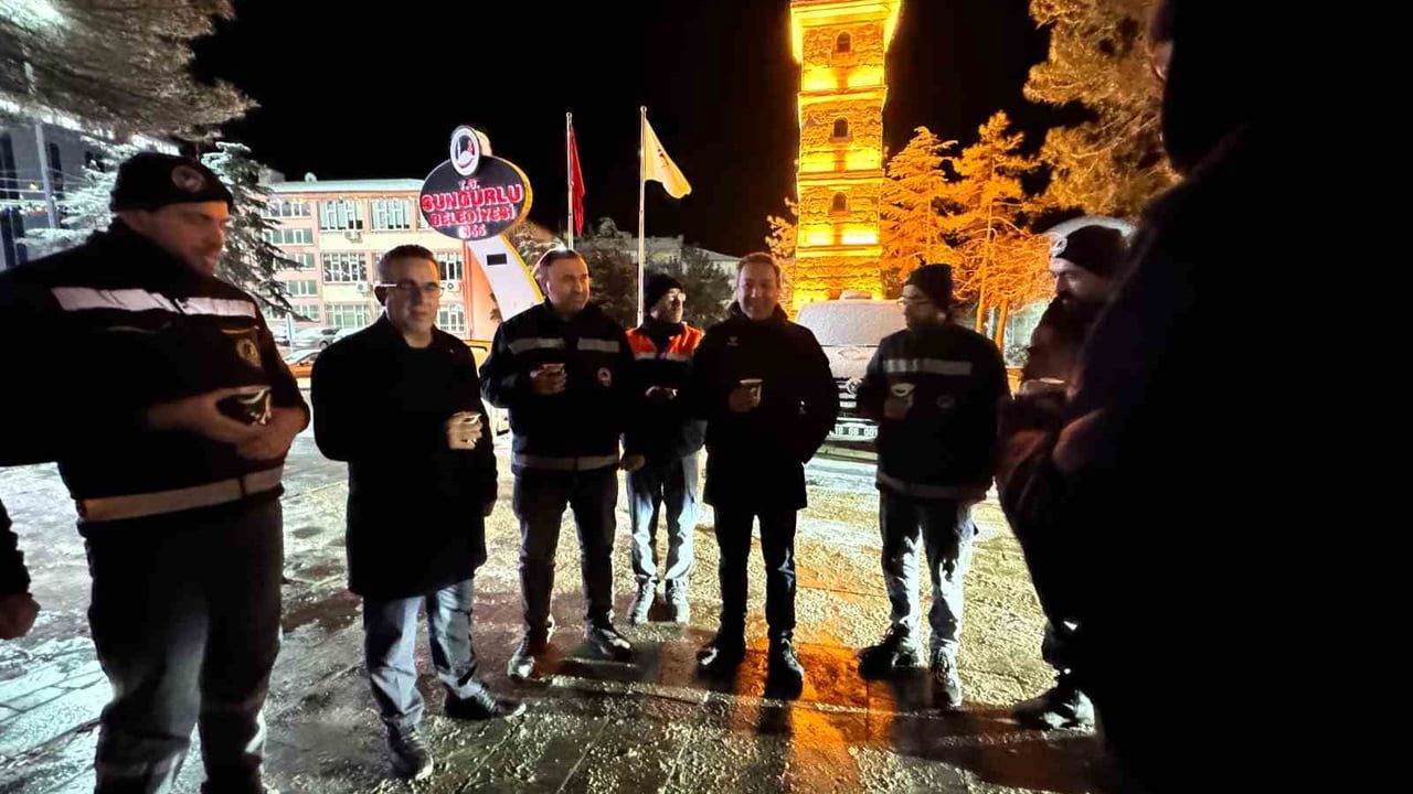 Başkan Muhsin Dere'den karla mücadele ekiplerine sıcak kahve ikramı