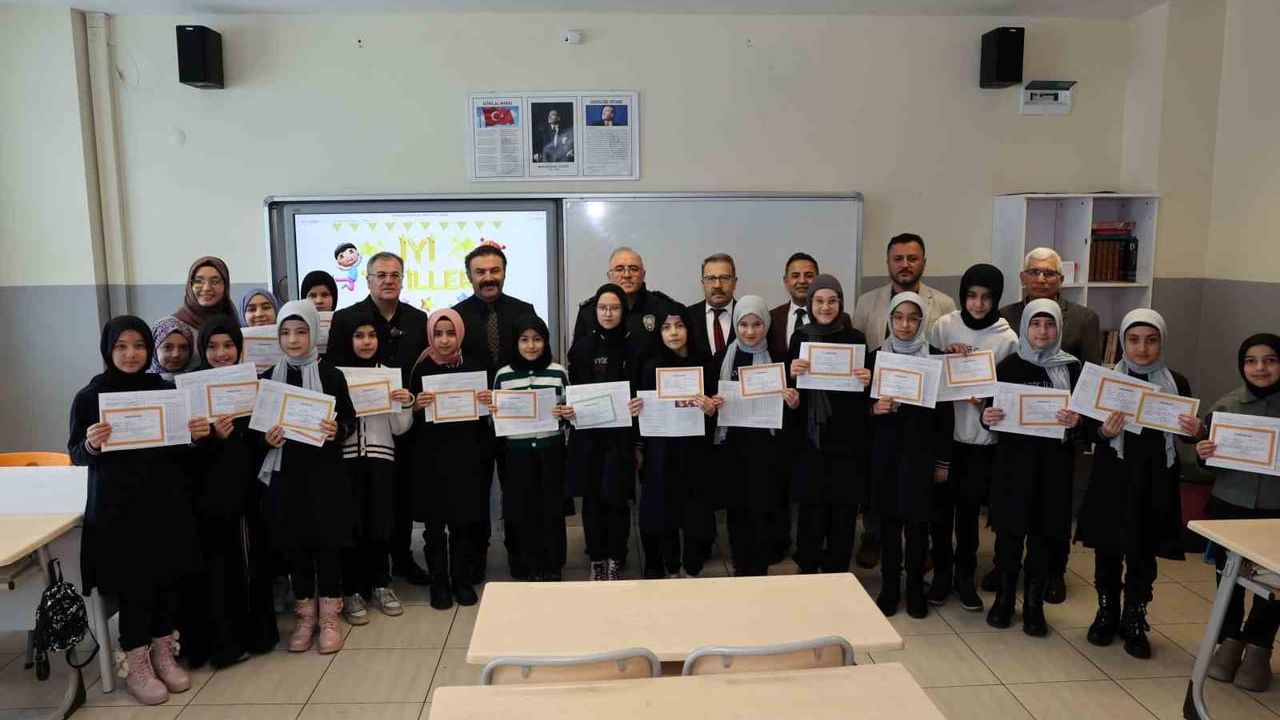 Başkan Özdoğan, Hacılar'da Karne Heyecanına Ortak Oldu